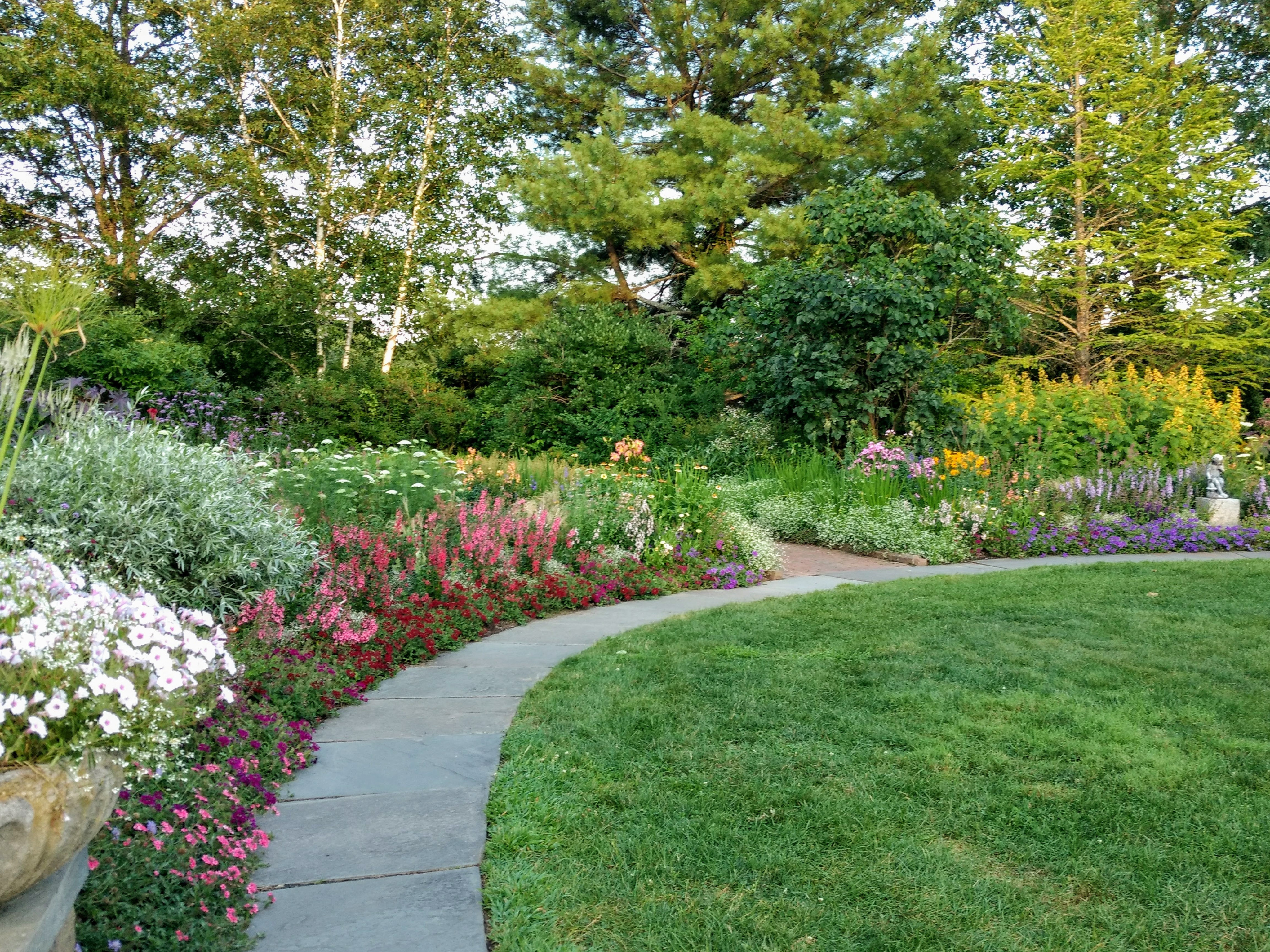 Благоустройство участка частного дома в Воронеже и Воронежской области